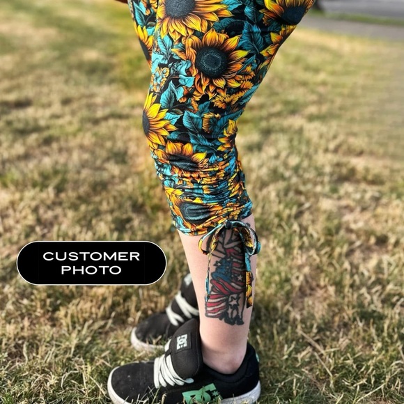 Vibrant Rainbow Ink Ruched Capri Leggings - Picture 2 of 6